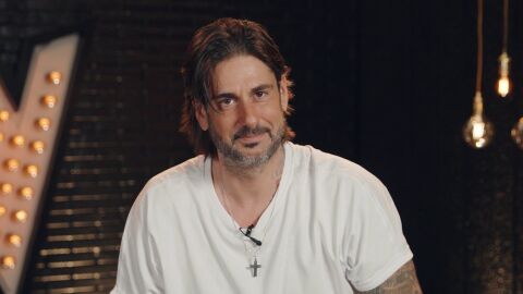 Melendi se define como un "asturiano adorable" en las palabras encadenadas de La Voz