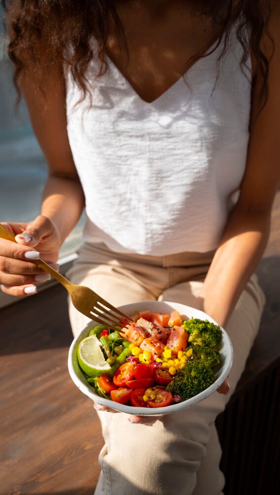 Mujer comiendo sano
