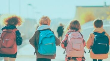 Imagen de archivo de varios ni&ntilde;os con mochilas