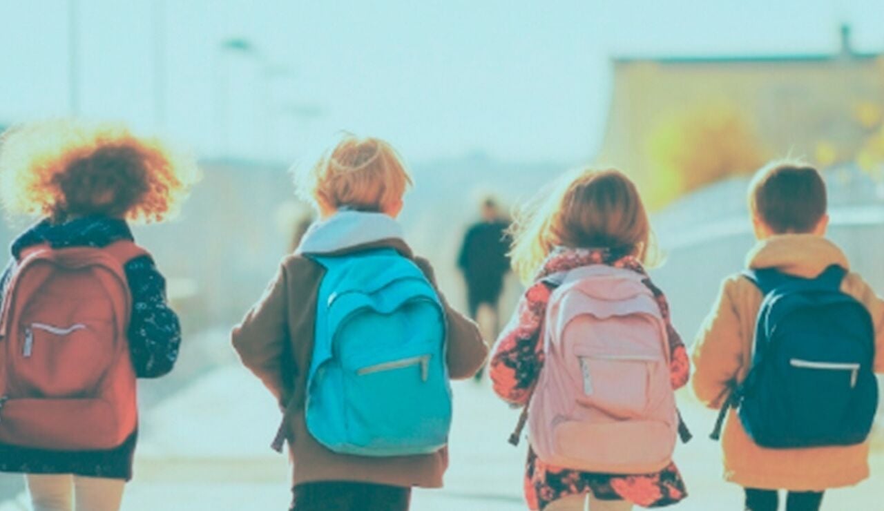 Imagen de archivo de varios ni&ntilde;os con mochilas