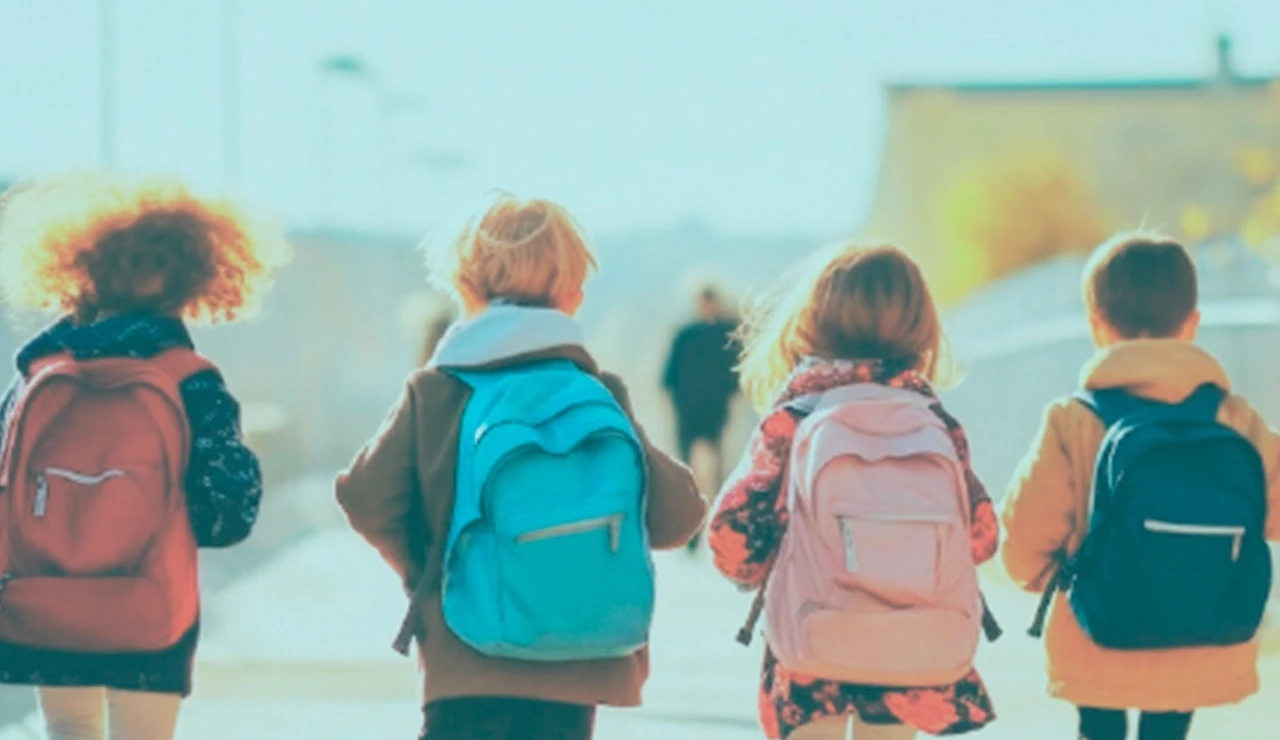 Imagen de archivo de varios niños con mochilas