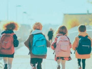 Imagen de archivo de varios ni&ntilde;os con mochilas