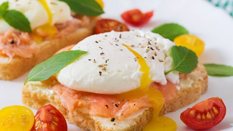 Tostada de salmón con huevo