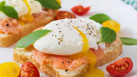 Tostada de salmón con huevo Tostada de salmón con huevo