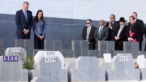 Imagen de Felipe VI y Letizia en el cementerio musulm&aacute;n de Sidi Embarek