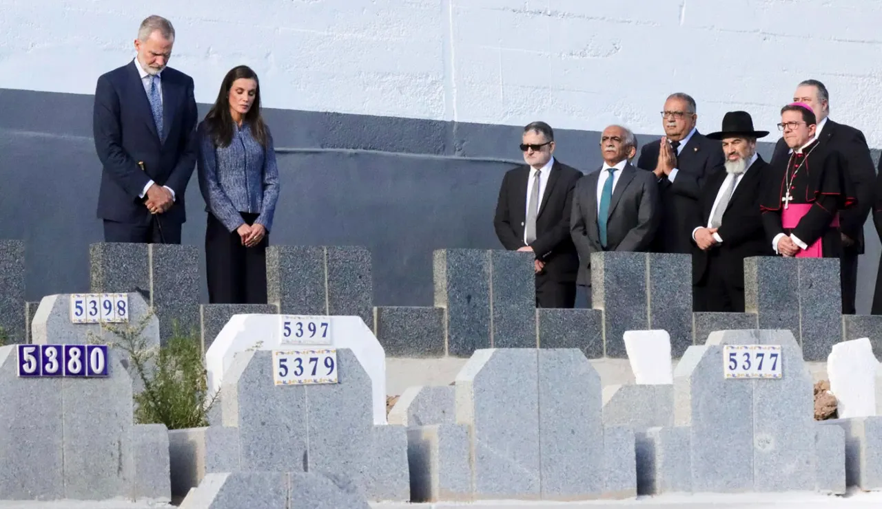 Imagen de Felipe VI y Letizia en el cementerio musulmán de Sidi Embarek