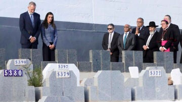 Imagen de Felipe VI y Letizia en el cementerio musulm&aacute;n de Sidi Embarek