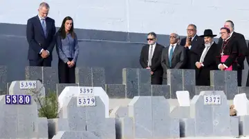 Imagen de Felipe VI y Letizia en el cementerio musulmán de Sidi Embarek Imagen de Felipe VI y Letizia en el cementerio musulmán de Sidi Embarek