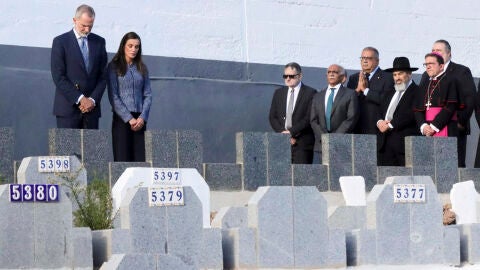 Imagen de Felipe VI y Letizia en el cementerio musulm&aacute;n de Sidi Embarek