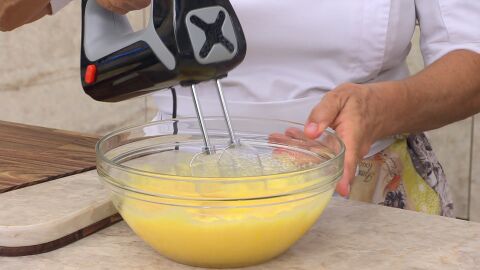 Monta los huevos con la batidora