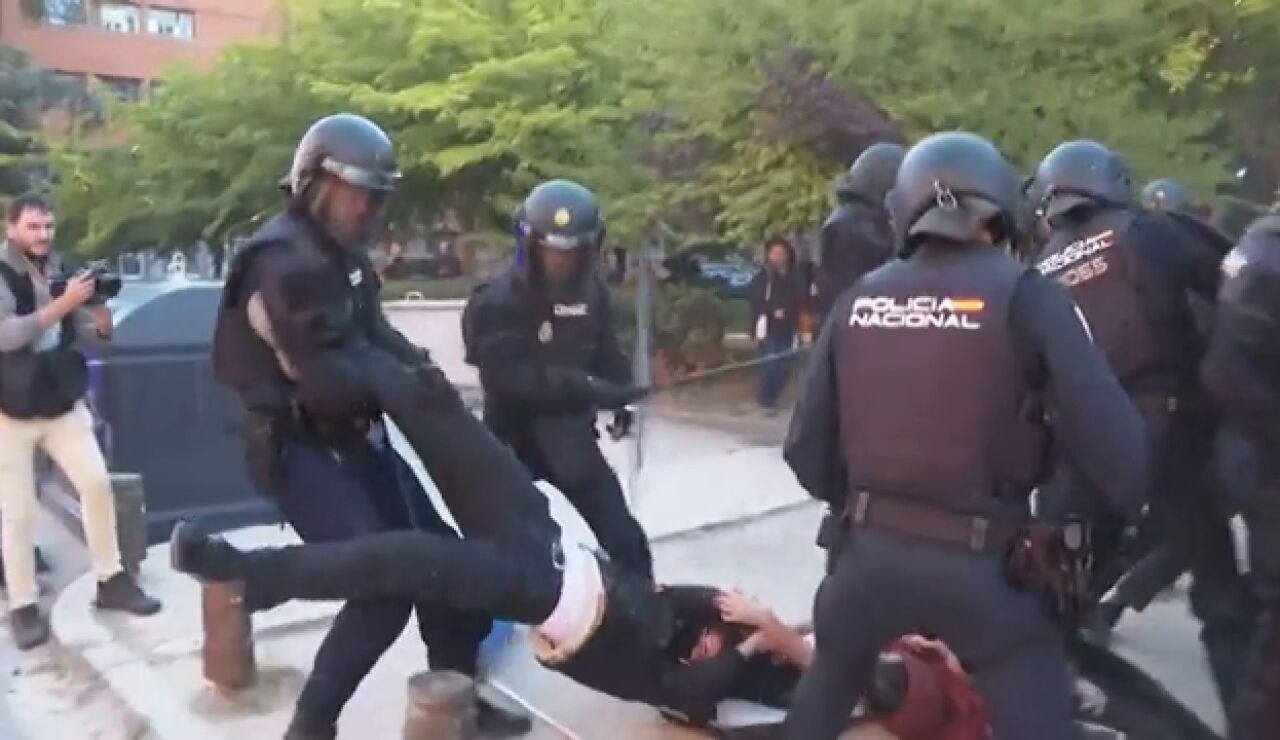 Cargas policiales en la UCM