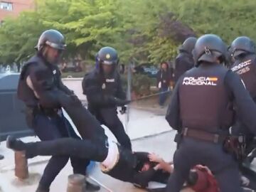 Cargas policiales en la UCM