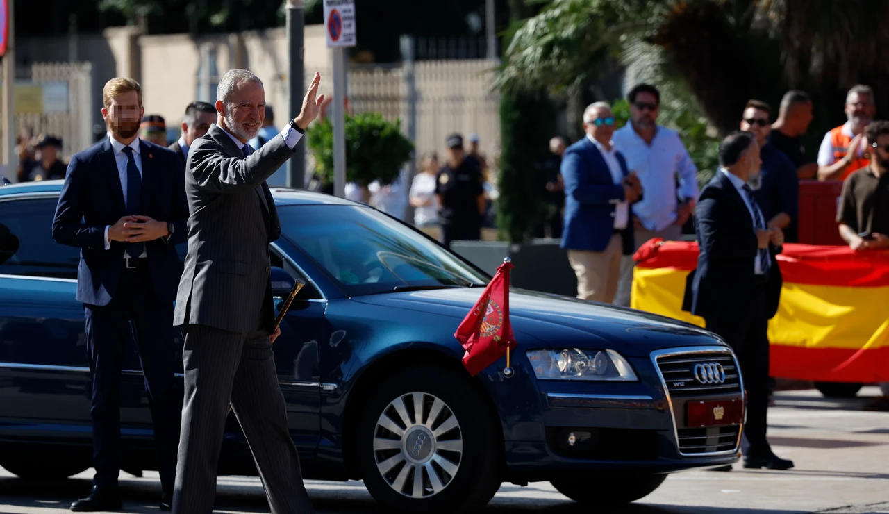 Felipe VI saluda a los ciudadanos de Melilla