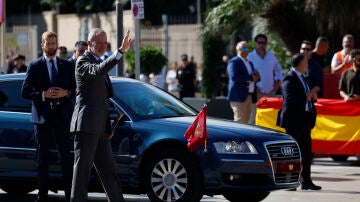 Felipe VI saluda a los ciudadanos de Melilla