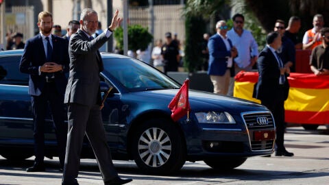 Felipe VI saluda a los ciudadanos de Melilla