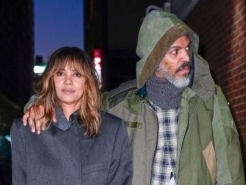 Halle Berry y su novio Van Hunt 