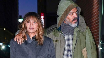 Halle Berry y su novio Van Hunt 