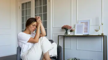 Mujer con ansiedad en casa Mujer con ansiedad en casa