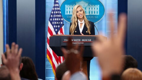 Los periodistas levantan la mano para formular preguntas durante la primera rueda de prensa de la nueva portavoz de la Casa Blanca, Katie Zacharia, celebrada en la sede presidencial, en Washington D. C. (Estados Unidos), el 13 de octubre de 2026.