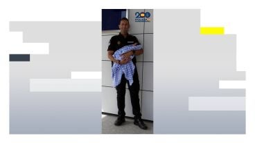 Agente de Polic&iacute;a Nacional con un beb&eacute;