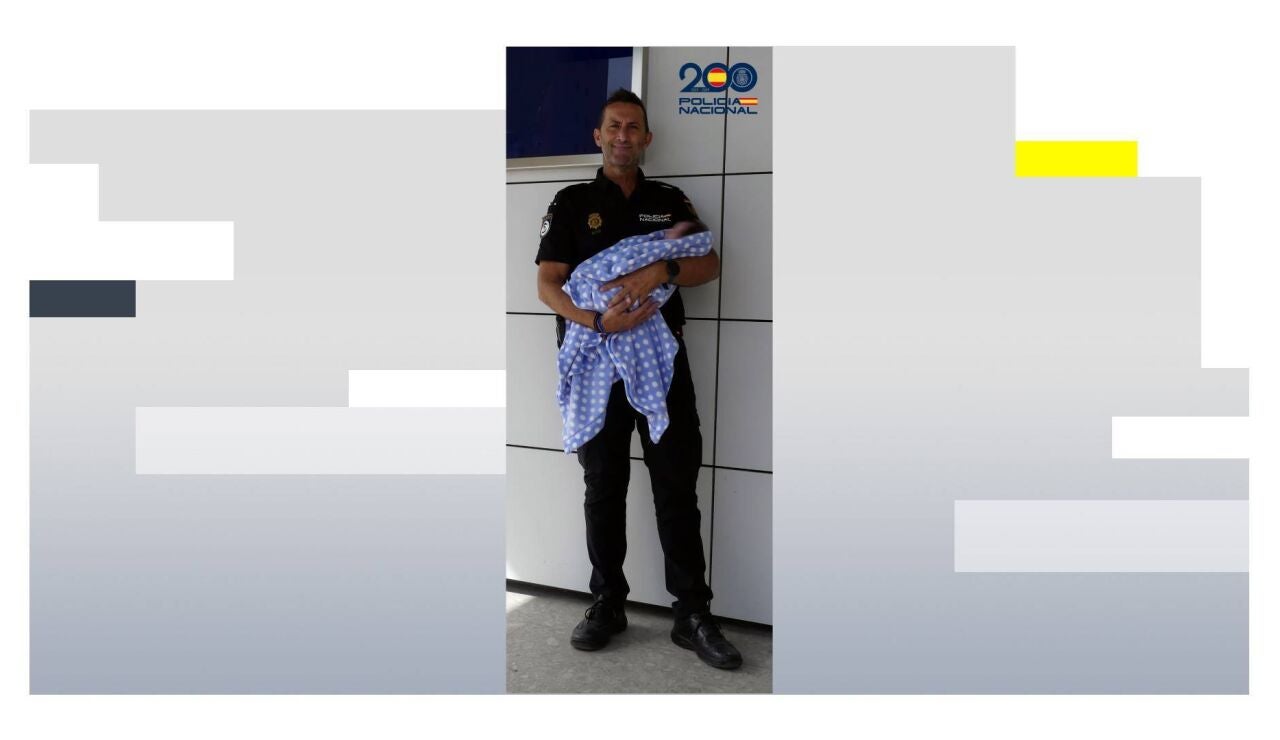 Agente de Polic&iacute;a Nacional con un beb&eacute;