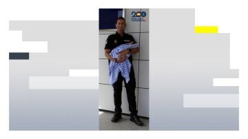 Agente de Polic&iacute;a Nacional con un beb&eacute;