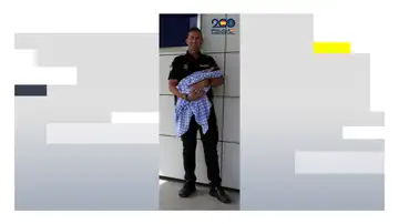 Agente de Policía Nacional con un bebé Agente de Policía Nacional con un bebé