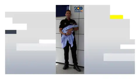 Agente de Policía Nacional con un bebé Agente de Policía Nacional con un bebé