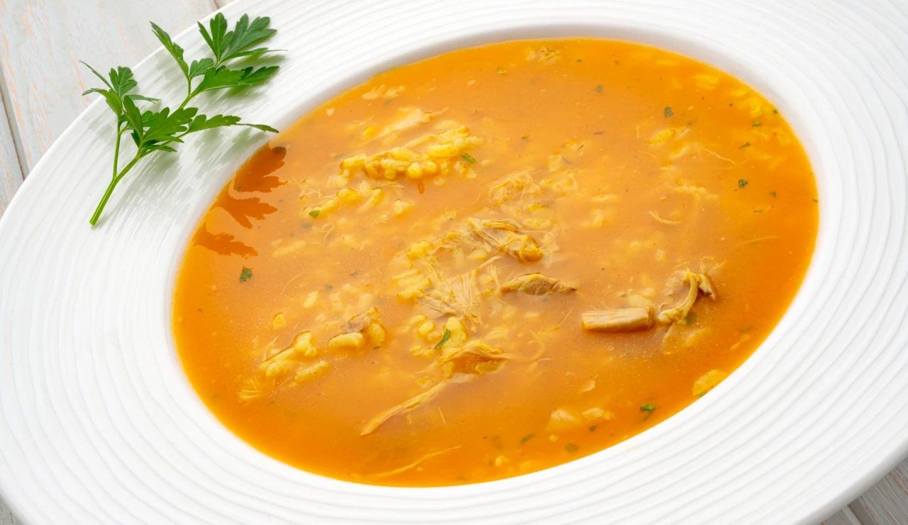 Karlos Arguiñano enseña a hacer una sopa de cordero "rica y con fundamento"