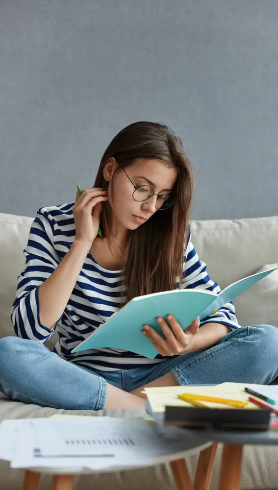 Mujer estudiando Mujer estudiando
