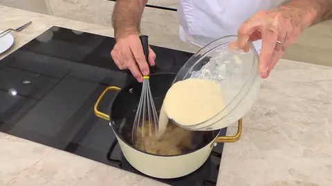 Añade la harina emulsionada con el mosto Añade la harina emulsionada con el mosto