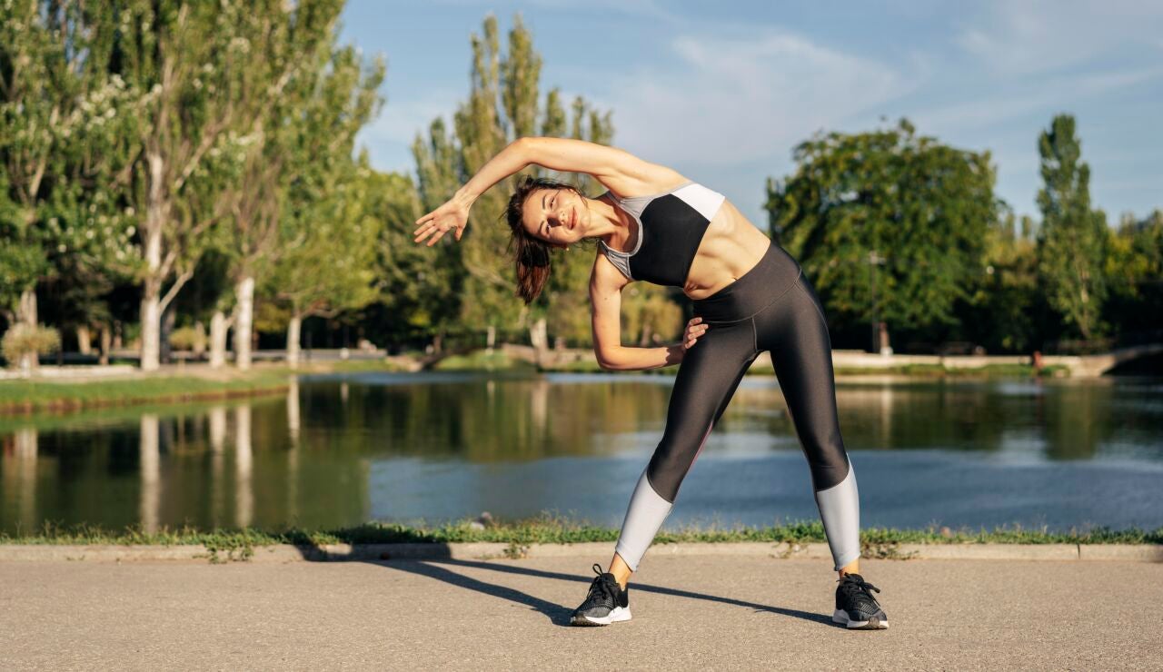 Mujer haciendo deporte en el exterior