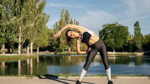 Mujer haciendo deporte en el exterior Mujer haciendo deporte en el exterior