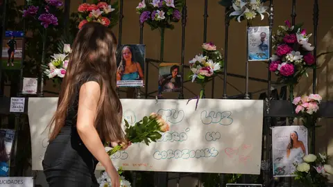 Fiscalía de Sevilla acusa de 2 delitos a 2 menores investigadas en el caso de Sandra Peña, la joven que se suicidó Fiscalía de Sevilla acusa de 2 delitos a 2 menores investigadas en el caso de Sandra Peña, la joven que se suicidó