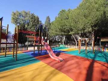Imagen de archivo de un parque con suelo de caucho Imagen de archivo de un parque con suelo de caucho