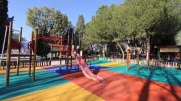 Imagen de archivo de un parque con suelo de caucho