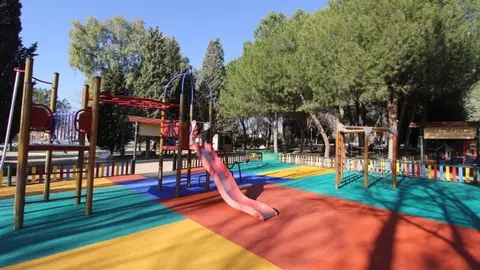 Imagen de archivo de un parque con suelo de caucho Imagen de archivo de un parque con suelo de caucho