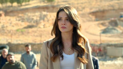 &ldquo;&iquest;Vais a guardar silencio?&rdquo;: Alya se enfrenta al pueblo para defender a Cihan