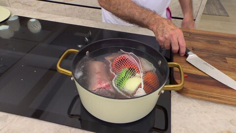 Pon cordero y verduras a hervir