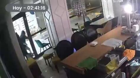 Asaltan una churrer&iacute;a de A Coru&ntilde;a con una alcantarilla y se llevan unos 3.000 euros: "Tuvieron suerte, hab&iacute;a dinero en la caja"