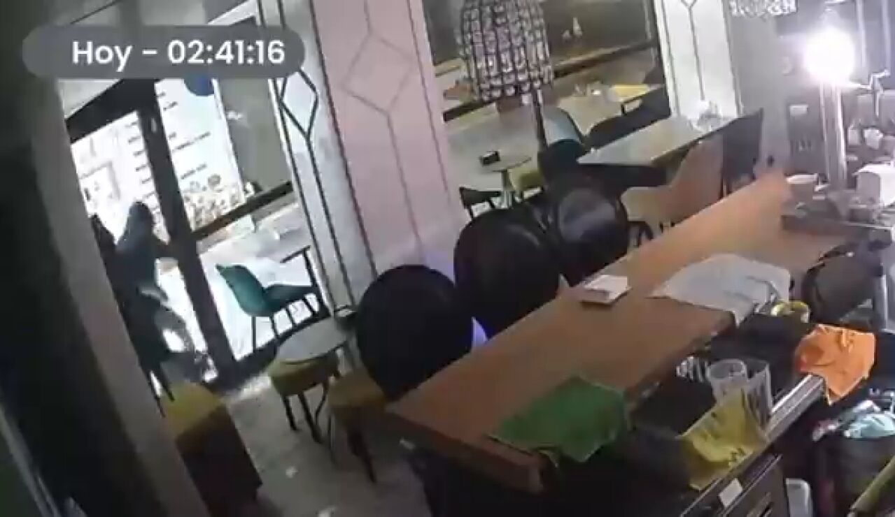 Asaltan una churrer&iacute;a de A Coru&ntilde;a con una alcantarilla y se llevan unos 3.000 euros: "Tuvieron suerte, hab&iacute;a dinero en la caja"
