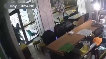 Asaltan una churrer&iacute;a de A Coru&ntilde;a con una alcantarilla y se llevan unos 3.000 euros: "Tuvieron suerte, hab&iacute;a dinero en la caja"