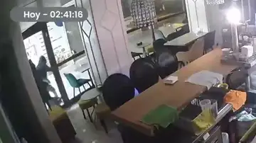 Asaltan una churrería de A Coruña con una alcantarilla y se llevan unos 3.000 euros: "Tuvieron suerte, había dinero en la caja" Asaltan una churrería de A Coruña con una alcantarilla y se llevan unos 3.000 euros: "Tuvieron suerte, había dinero en la caja"