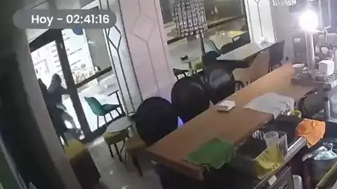 Asaltan una churrería de A Coruña con una alcantarilla y se llevan unos 3.000 euros: "Tuvieron suerte, había dinero en la caja" Asaltan una churrería de A Coruña con una alcantarilla y se llevan unos 3.000 euros: "Tuvieron suerte, había dinero en la caja"
