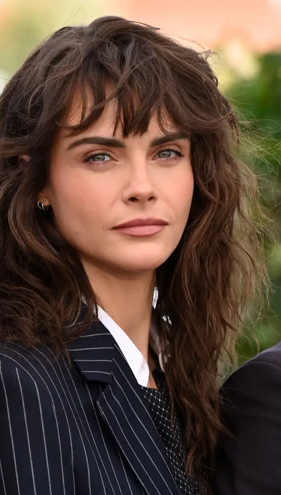 Cara Delevingne con un corte midi shag Cara Delevingne con un corte midi shag