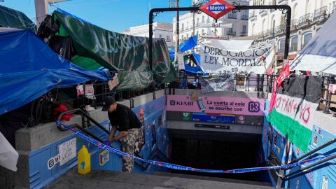 Vista del acceso a la estaci&oacute;n de Metro de Sol, que ha cerrado este viernes para realizar labores de limpieza ante la "insalubridad"
