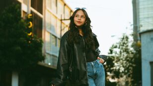 Mujer con cazadora efecto piel