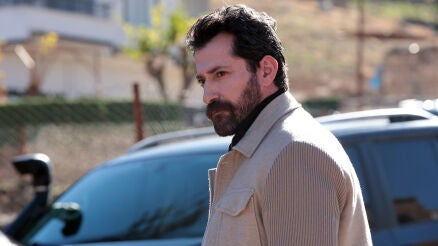 De darlo por muerto a dar un giro radical a la serie: qui&eacute;n es Bur&ccedil; K&uuml;mbetlioğlu, el actor detr&aacute;s de Boran Albora en En tierra lejana