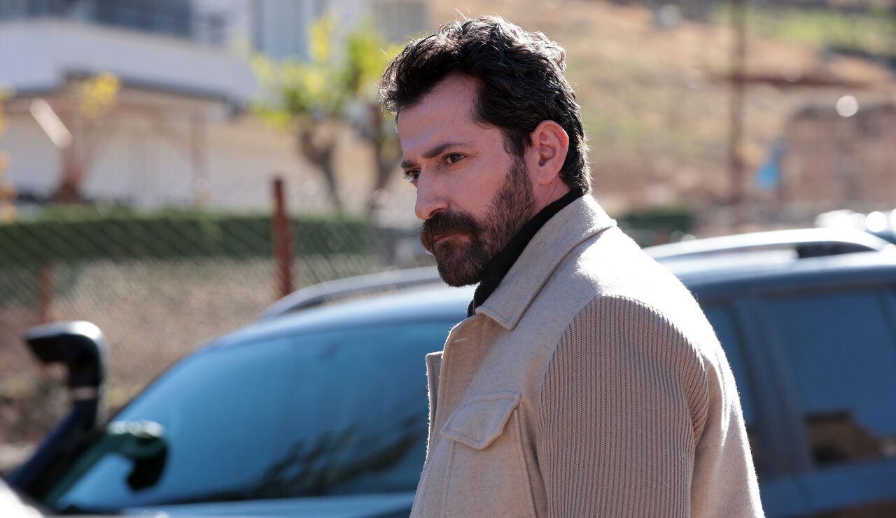 De darlo por muerto a dar un giro radical a la serie: qui&eacute;n es Bur&ccedil; K&uuml;mbetlioğlu, el actor detr&aacute;s de Boran Albora en En tierra lejana