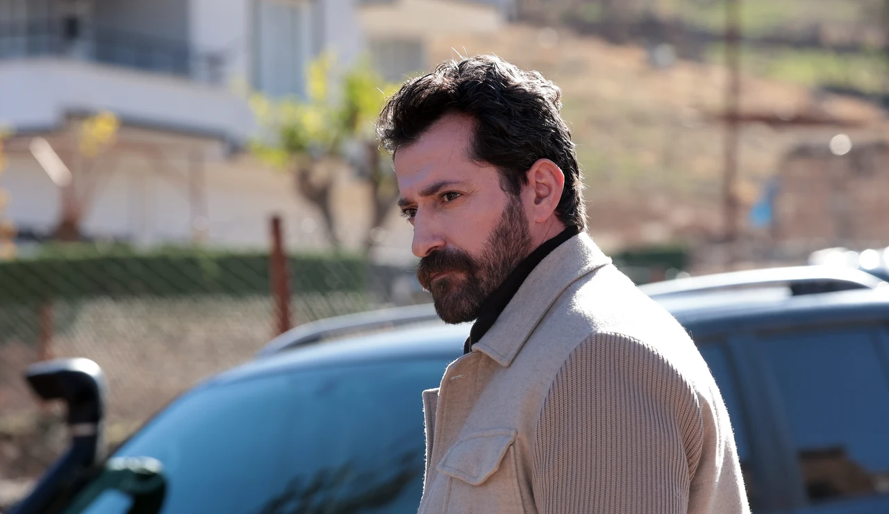 De darlo por muerto a dar un giro radical a la serie: quién es Burç Kümbetlioğlu, el actor detrás de Boran Albora en En tierra lejana